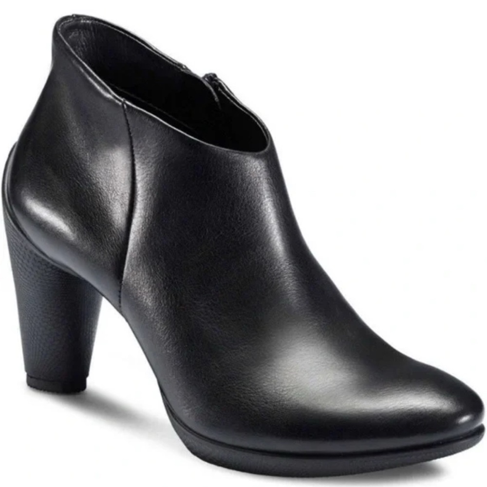 Ecco Elegant Black Ankle Boots